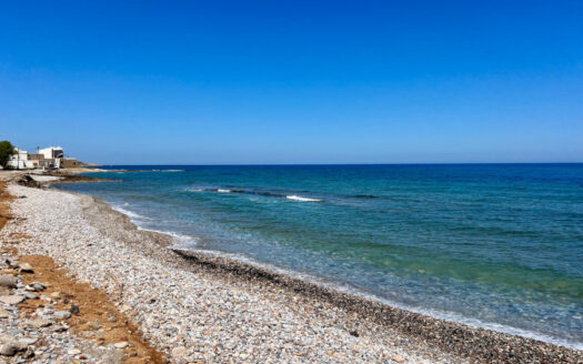 Maison de deux niveaux en front de mer à Milatos