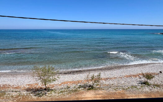 Maison de deux niveaux en front de mer à Milatos