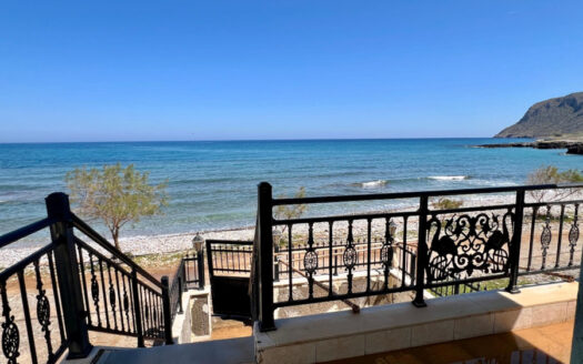 Maison de deux niveaux en front de mer à Milatos