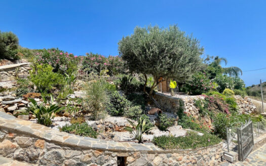 Maison isolée avec vue et jardin dans un quartier paisible de Milatos