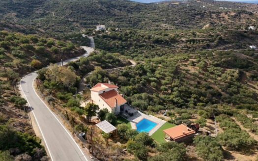 Grande propriété composée de deux villas à Milatos