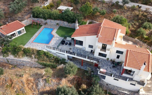 Grande propriété composée de deux villas à Milatos