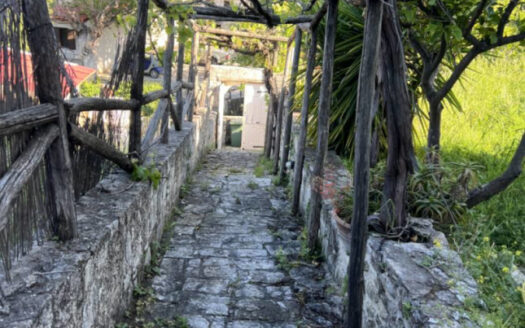 Petit complexe hôtelier à Sarchos
