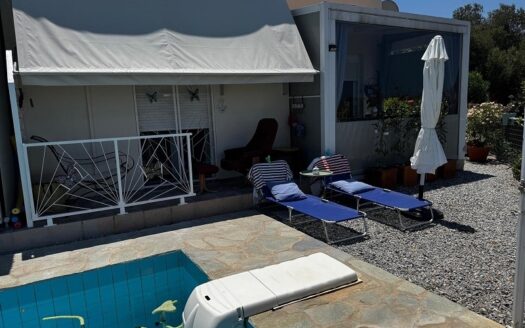 Charmant appartement avec piscine partagée et vue sur la mer à Agia Triada