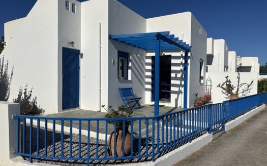 Jolie maison avec vue sur mer et grande piscine commune à Loutra.