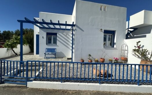 Jolie maison avec vue sur mer et grande piscine commune à Loutra.
