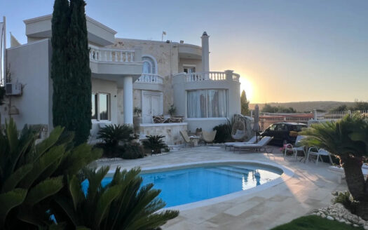 Prestigieuse villa de 530 m² avec vue panoramique mer et montagnes à Ano Gouves (Héraklion).